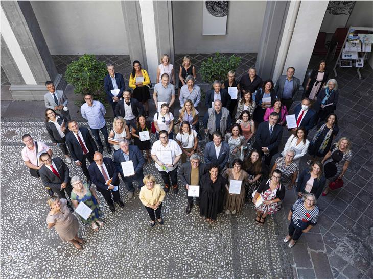 Foto di gruppo per le aziende che hanno ottenuto il certificato audit famigliaelavoro (Foto: Camera di Comercio di Bolzano/Marion Lafolger)