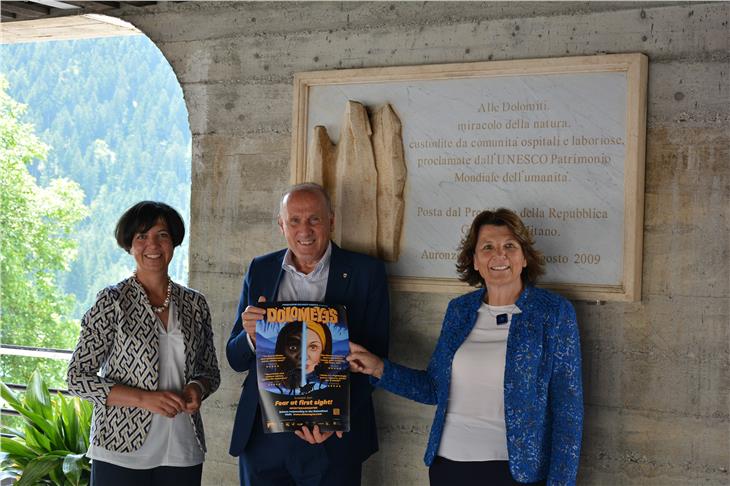 Presentata nuova campagna di sensibilizzazione per approccio più consapevole alle Dolomiti Patrimonio UNESCO. Da sx, la direttrice e il presidente della Fondazione, Nemela e Tonina, e l'assessora Hochgruber Kuenzer. (Foto: ASP/Marcella Morandini)