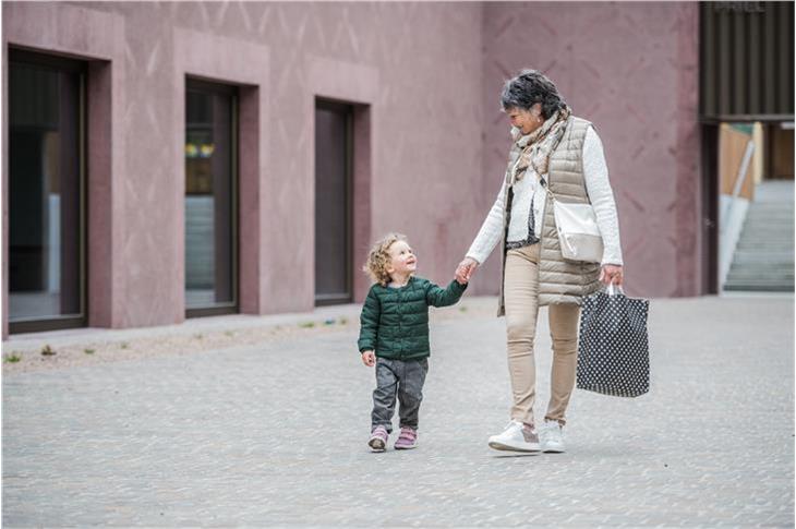 I nonni che desiderano usufruire degli sconti previsti dall'EuregioFamilyPass Alto Adige possono richiedere la “Carta Nonni” dal 1° luglio (Foto: Agenzia per la Famiglia/Harald Wisthaler)