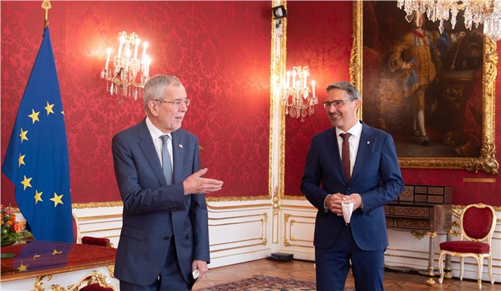 Il presidente Van der Bellen (sx) e il presidente Kompatscher a colloquio sui temi dell'Autonomia. (Foto: Carina Karlovits/HBF)