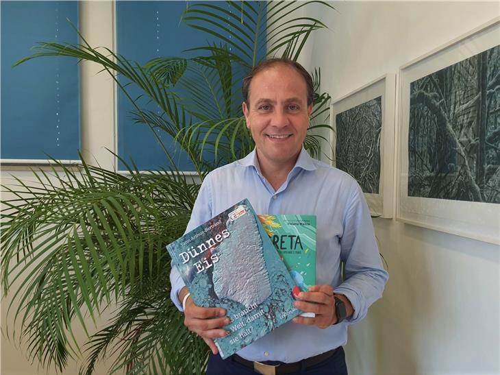 L'assessore Giuliano Vettorato promuove la campagna sulle letture estive dedicate all'ambiente (Foto ASP)