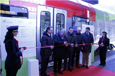 Taglio del nastro: Hopfinger, Mussner, Iacono, Burger e Ausserdorfer "inaugurano" il primo dei nuovi treni FLIRT (Foto USP)