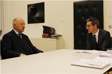 Il presidente Kompatscher a colloquio con il direttore provinciale dell'INPS Warasin: rispettare l'obbligo del bilinguismo. Foto: USP/mb
