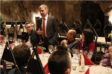 Regionalità quale valore aggiunto: l'assessore Schuler (in piedi), il presidente Federazione Latterie Reinalter (a sx), il dir. di Rip. Pazeller (a dx), Kaser, direttrice Federazione (Foto: USP/M.Clara)