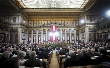 La cerimonia nello storico salone del Parlamento, a Camere congiunte e con gli invitati (Foto Carina Karlovits/HBF)