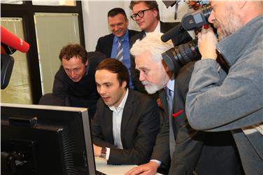 L'assessore Achammer ha dato il via ufficiale ai nuovi programmi radio nella sede RAS. Foto: USP/me