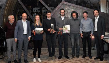 I giovani campioni europei in giardinaggio assieme all'assessore provinciale Achammer in occasione della festa nella Cantina nella Roccia del Centro Laimburg a Vadena  (Foto: USP)