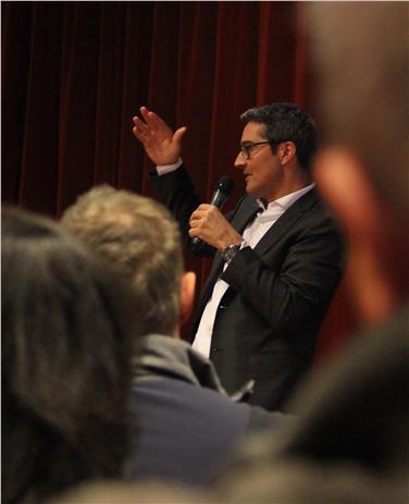 L'intervento del presidente Kompatscher durante l'incontro di Cardano sulla riforma del turismo (Foto USP/mp)