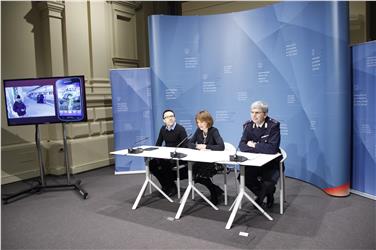 Gli assessori Tommasini e  Deeg con Ivo Plotegher (Polizia postale) /Foto rm