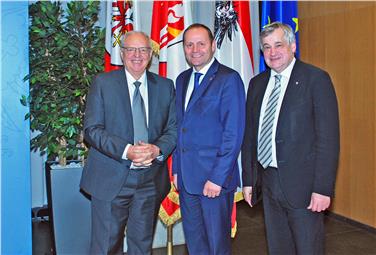 Steen Bach Nielsen (presidente STRING), il vicepresidente del Land Tirol Josef Geisler e l'assessore Florian Mussner all'incontro sui progetti Galleria di Base del Brenneo e Fehmarnbelt Tunnel(FOTO:© Land Tirol/Huldschiner)