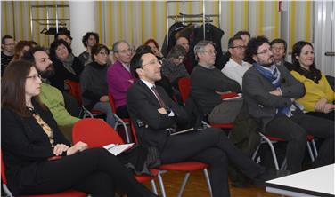 Sala “Finetto” nel quartiere bolzanino di Don Bosco affollata per l’incontro voluto dall’assessore Tommasini (2° da sx in 1a fila) per presentare e spiegare la filosofia di base del progetto “Negozi e Cultura"