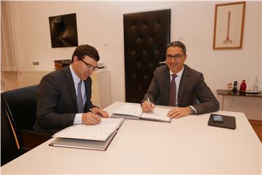 La firma dell'accordo fra il presidente Arno Kompatscher e Anton Seeber, amministratore delegato del Gruppo Leitner (Foto USP)