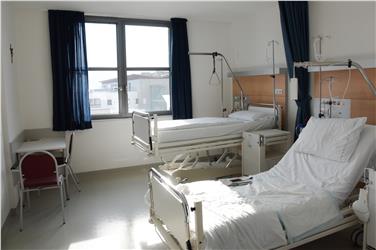 Le stanze del blocco degenze, doppie o singole, sono tutte dotate di servizi igienici. Rinnovati anche gli arredi