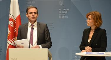 L'assessore Richard Theiner e la direttrice d'ufficio Petra Seppi illustrano i nuovi criteri per gli incentivi (Foto USP)