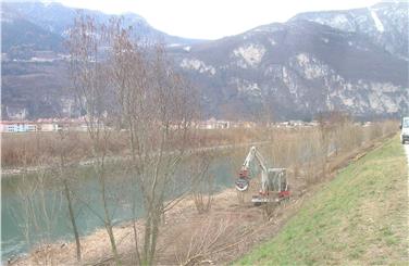 I lavori sono finalizzati principalmente a garantire la sicurezza idraulica in caso di eventi di piena del fiume Adige, rispettando allo stesso tempo le esigenze ecologiche del sistema fluviale (Foto: USP/Agenzia Protezione Civile)