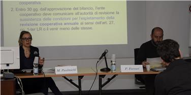 Manuela Paulmichl, direttrice Ufficio Sviluppo Cooperazione (BZ) e il collega Paolo Ferrari, direttore Ufficio Enti cooperativi (TN) hanno illustrato le novità normative su vigilanza, revisioni e registro per cooperative (Foto: USP/S.Amistadi)