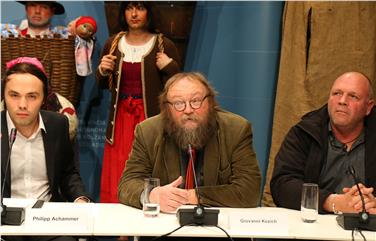 Direttore Museo Usi e Costumi Gente Trentina di San Michele all’Adige, Giovanni Kezich (al centro): Sfilata Egetmann presenta sviluppo autoctono e autentico in seno alla cultura rurale locale di cui riveste riti antichi