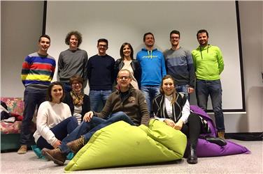 Riunione Consulta giovani ladina: da sx in piedi: Elvis Burchia, Felix Nagler, Vito Campei, Carla Pedevilla, Christian Pescoll, Gabriel Stuffer, Valentin Erlacher; da sx seduti: Milena Kostner, Doris Mussner, Gottfried Nagler, Lena Mulser (Foto: USP)
