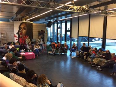 26 operatori dei centri giovanili rappresentati nella comunità di lavoro interlinguistica PIC riunita a Egna hanno affrontato l'argomento "migranti" assieme ad un'esperta (Foto: USP)