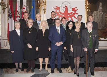 Il gruppo dei premiati con i presidenti Kompatscher e Platter (Foto Land Tirol/Frischauf)
