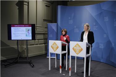 L'assessora Waltraud Deeg e la direttrice dell'Agenzia per la famiglia, Gudrun Schmid, durante la conferenza stampa  foto USP/Rm