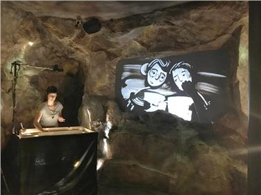 Nadia Ischia crea i suoi magici disegni di sabbia nel Museum Ladin Ursus ladinicus