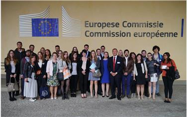 Foto di gruppo dei partecipanti alla Alpeuregio Summer School, con  Vesna Caminades (BZ), Richard Seeber (INN) e Valeria Liverini (TN) - Foto: USP