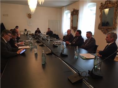 L'assessore Schuler (a dx) e il collega trentino Dallapiccola (2. da dx.) all'incontro degli assessori all'agricoltura delle Regioni alpine a S.Michele all'Adige (Foto: USP/Ufficio Stampa Provincia Autonoma di Trento)