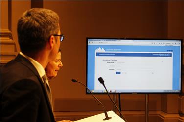 Il funzionamento del nuovo servizio online è stato spiegato dal presidente Kompatscher e Stefania Mani della Ripartizione informatica (Foto USPA/mb)