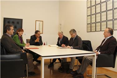 Provincia e Comune attorno a un tavolo per discutere di senzatetto: Critelli, Stocker, Kompatscher, Caramaschi, Repetto e Baur (Foto USP/mb)