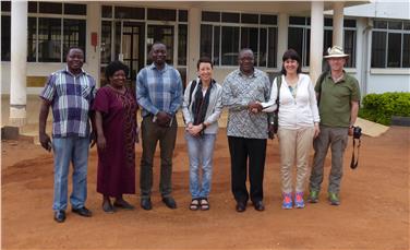 Da sin. padre Josephat (Kolping Tanzania), T. Tuvana (settore agricolo), K. Hanta (pianificazione), Virna Bussadori (Provincia), L. B. Maurice (direttore comprensorio), Alexandra Pöder (coordinatrice programma), Walter Verdross (esperto forestale)