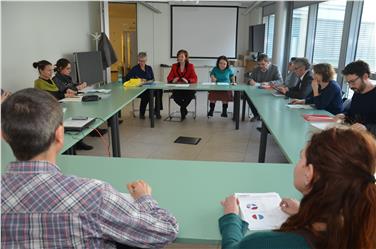 L'assessora Stocker nel corso della seduta con il gruppo di lavoro che si occupa delle problematiche abitative dei richiedenti asilo