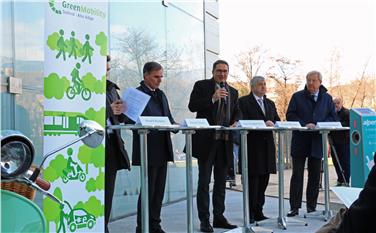 Il coordinatore del gruppo di lavoro Harald Reiterer, l'assessore Theiner, il presidente Kompatscher, l'assessore Mussner e il dg di Alperia (FOTO USP/rc)