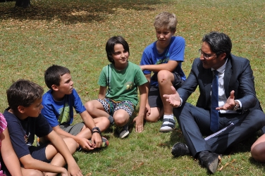 Il presidente Kompatscher durante l'incontro con i ragazzi all'Euregio Summercamp 2014 a Novacella