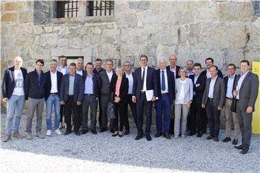 Uno degli ultimi incontri del presidente Kompatscher con gli amministratori della val d'Isarco per definire la tratta di accesso (Foto USP)