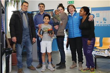 L'assessora Martha Stocker nel corso della visita alla Giornata delle Porte aperte al centro di acoglienza Casa Conte Forni di Bolzano
