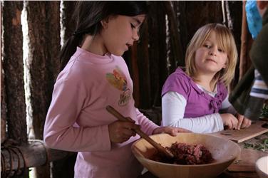 Laboratorio partecipato per bambini dagli otto anni in poi. Adulti e bambini in coppia scoprono insieme temi, tecniche e materiali archeologici