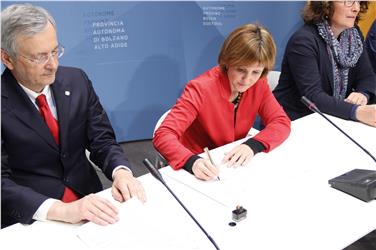 Audit famigliaelavoro, Waltraud Deeg e Michl Ebner firmano l'accordo fra Provincia e Camera di Commercio (Foto USP)