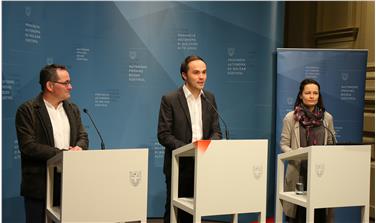 L'assessore Philipp Achammer (al centro) ha presentato con Gustav Tschenett e Cäcilia Baumgartner il progetto che consente di sostenere la maturità attraverso un corso biennale di apprendistato