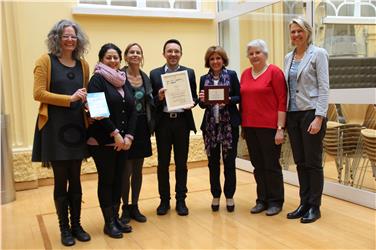 Il team di Bookstart festeggia il premio assieme agli assessori Deeg e Tommasini (Foto USP/rm)