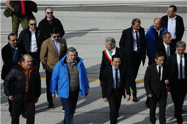 L'arrivo della delegazione del governo georgiano all'aeroporto di Bolzano: ad accoglierli il vicepresidente Tommasini, l'assessore Schuler e il sindaco Caramaschi (Foto USP/mb)
