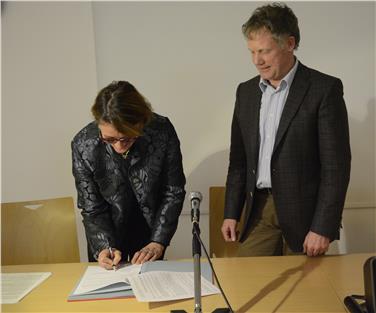 La firma della convenzione di collaborazione fra l’ I.T.C.A.T. “Delai” e il Collegio dei Geometri e Geometri Laureati, il 9 marzo 2017, a cura della preside Paola Burzacca (a sx) e del presidente del Collegio, Gert Fischnaller (Foto:USP