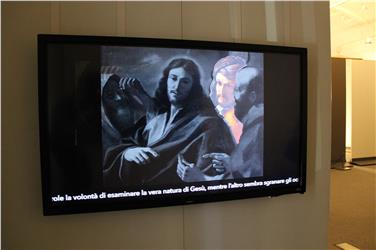Il dipinto è accompagnato da un percorso video su monitor ad alta definizione, al fine di introdurre la vita dell’artista e il suo lavoro attraverso immagini e dettagli dell’opera (Foto: USP/T.Mola)