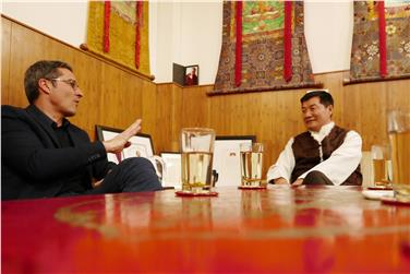 Kompatscher nel colloquio con il premier del governo tibetano in esilio Lobsang Sangay - Foto: USP/Dominik Holzer
