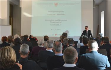 L'assessore Theiner illustra a sindaci e amministratori comunali lo stato dell'arte del ddl su territorio e paesaggio