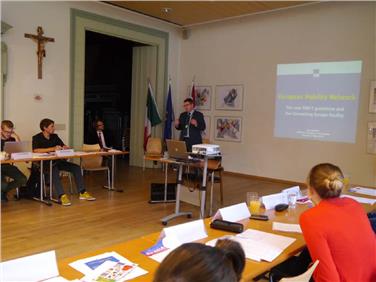 Durante le lezioni i partecipanti ottengono informazioni sul funzionamento delle istituzioni europee