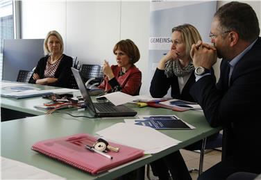 Un momento della riunione della Consulta per la famiglia: Gudrun Schmid, Waltraud Deeg, Michalea Stockner e Olaf Lutz (Foto USP/rm)