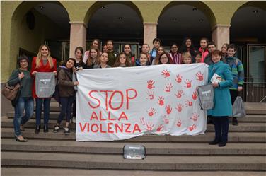 Respect: Alla 2C della Scuola media di lingua tedesca "C.Wolf " di Merano l'assessora Stocker (1a da dx) e la presidente della Commisione provicniale per le pari opportunità Oberhammer (2a da sx) hanno consegnato la sacca da ginnastica