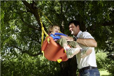 Compagno di giochi, ma non solo: sempre più importante il ruolo del padre nella crescita dei figli./Foto Agenzia per la famiglia Ingrid Heiss