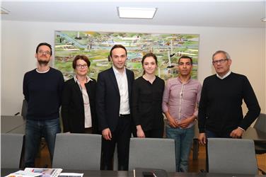 Vera Siller (4a da sx) in vista della maturità linguistica ha analizzato da vicino il sistema scolastico a Rabat. La tesina presentata all'assessore Philipp Achammer (3° da sx) - Foto: USP/Ingo Dejaco